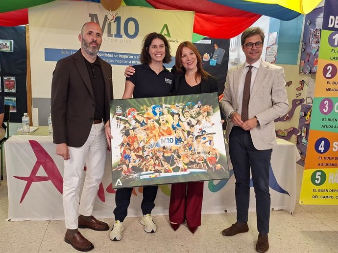 Lourdes Mohedano (2ª izda.), con Eduardo Lucena (izda.) y Diego Copé (dcha.), durante la sesión del 'Mentor 10' en el CEIP Obispo Osio.