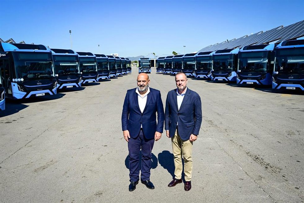 El alcalde de Palma, Jaime Martínez, y el teniente de alcalde y regidor de Movilidad, Antoni Deudero, posan junto a los 23 nuevos autobuses eléctricos.