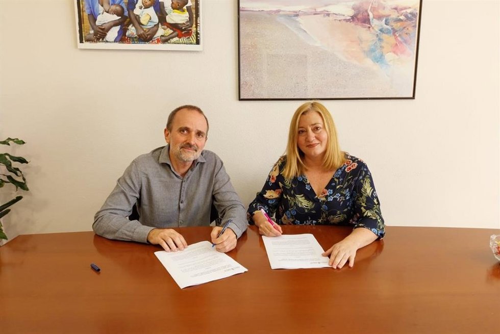 De izqda. A dcha.: el presidente de la Red Navarra de Lucha contra la Pobreza, Francisco Huarriz, y la directora general de Protección Social y Cooperación al Desarrollo, Miriam Martón.