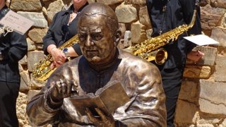 Escultura de Amancio González dedicada al obispo Juan Bautista Grau y Vallespinós en Astorga (León).