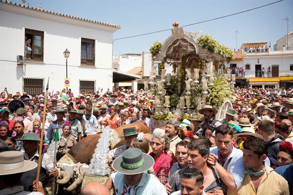 Archivo - Simpecados de las hermandades del Rocío, junto a sus peregrinos, llegan al santuario de la Virgen en Almonte para la presentación de hermandades.