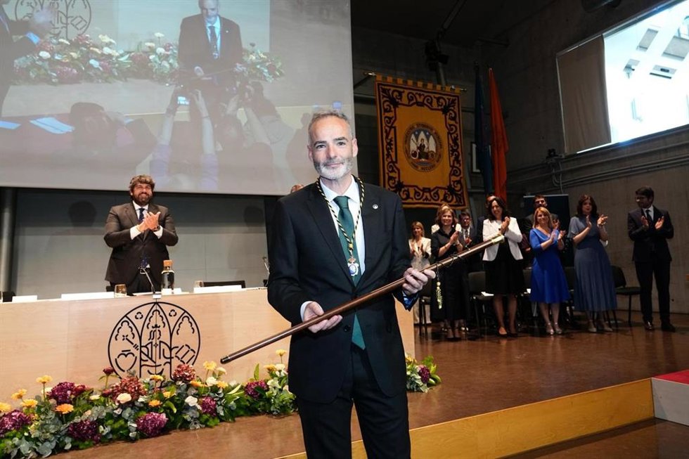 El rector de la UMU, Samuel Baixauli, con el bastón de mando