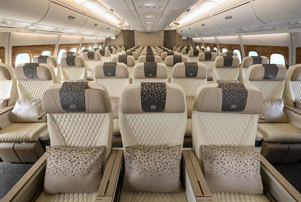 Emirates completa la primera remodelación de un avión Airbus A380 de dos clases.