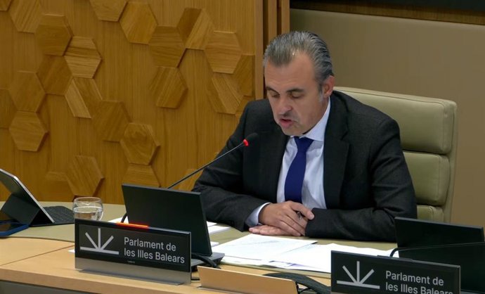 Vera asegura que la falta de docentes es un "problema estructural" en la Comsión de Educación y Universidades del Parlament.