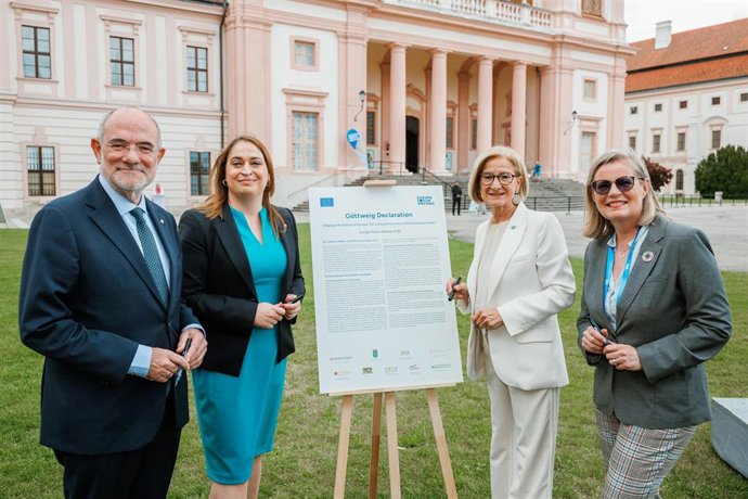 El conseller Duch, la presidenta del Consejo Regional de Jönköping, Rachel de Basso; la gobernadora de la Baja Austria, Johanna Mikl-Leitner, y la presidenta del Grupo del PPE en el Comité de las Regiones, Sari Rautiom