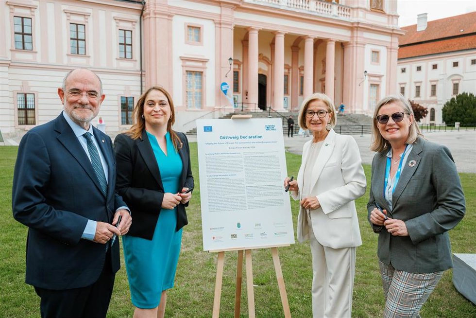 El conseller Duch, la presidenta del Consejo Regional de Jönköping, Rachel de Basso; la gobernadora de la Baja Austria, Johanna Mikl-Leitner, y la presidenta del Grupo del PPE en el Comité de las Regiones, Sari Rautiom