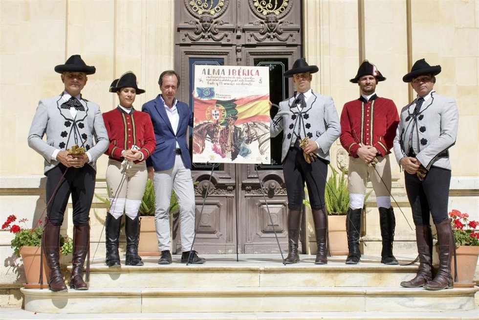 El director de la Real Escuela de Arte Ecuestre, Rafael Olvera, junto a jinetes de esta institución y de la Escola Portuguesa de Arte Equestre, en la presentación de un espectáculo conjunto.