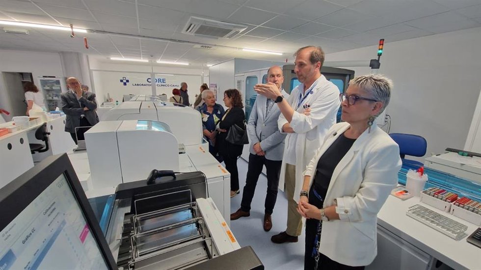 El jefe de servicio de Análisis Clínicos del hospital de Cabueñes (Gijón), Daniel Al-kassam, da explicaciones a la consejera de Salud del Principado de Asturias, Concepción Saavedra, durante la visita al laboratorio Core de Análisis Clínicos.