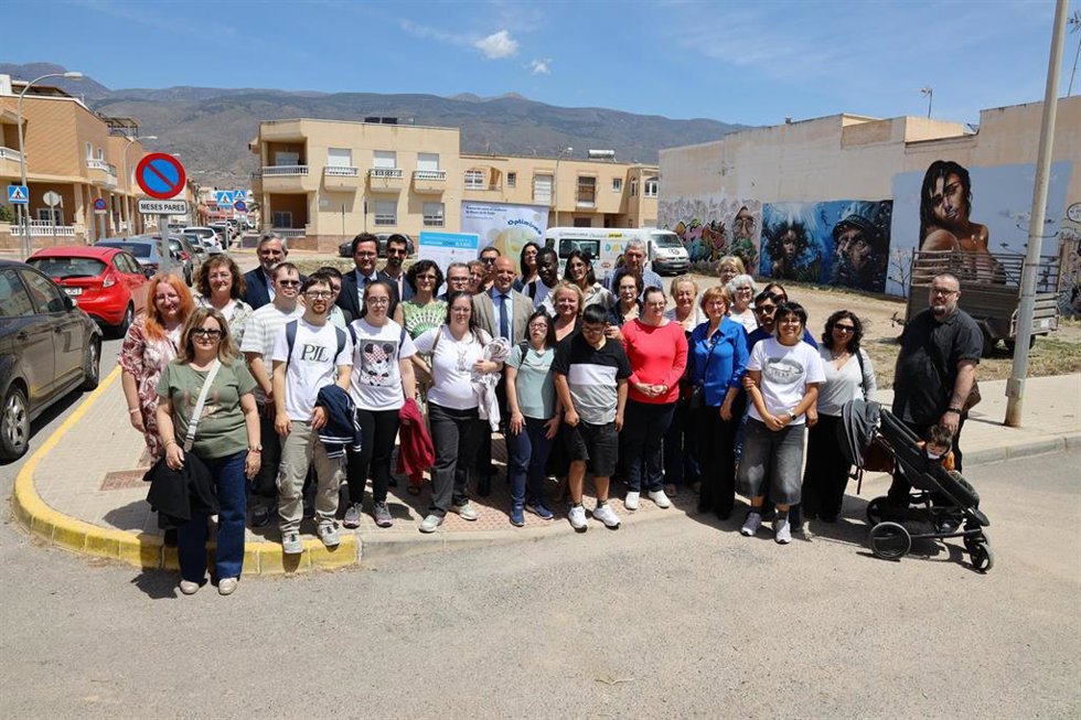 Representantes de la Diputación de Almería, el Ayuntamiento de El Ejido y Down El Ejido, junto a miembros de la asociación, en el entorno donde se ubicará la futura sede.