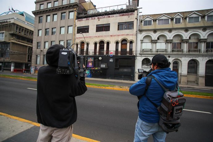 Valparaiso, 21 de Mayo 2026  La noche del jueves, se registró un atropello a tres  personas a las afueras de un club nocturno en Valparaíso, por parte del conductor de una camioneta que se dio a la fuga, en Avenida Errázuriz, al llegar a Urreola.  Manuel