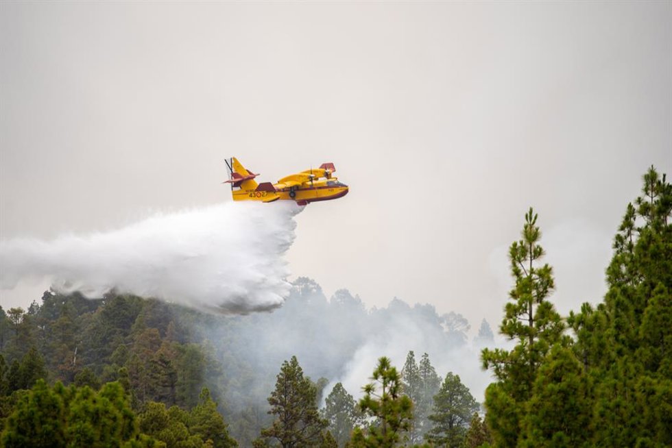 Archivo - Agentes de los Equipos de Intervención y Refuerzo en Incendios Forestales (EIRIF) del Gobierno de Canarias intervienen en el incendio de La Palma, a 17 de julio de 2023, en La Palma, Canarias (España). 