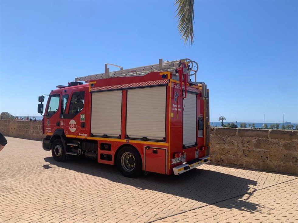 Bomberos de Palma en Dalt Murada, frente a la Catedral