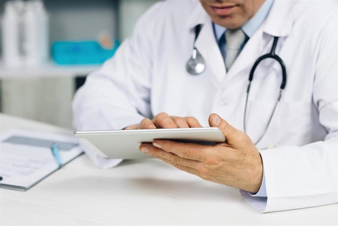 Archivo - Imagen de recurso de un directivo sanitario consultando una 'tablet'.