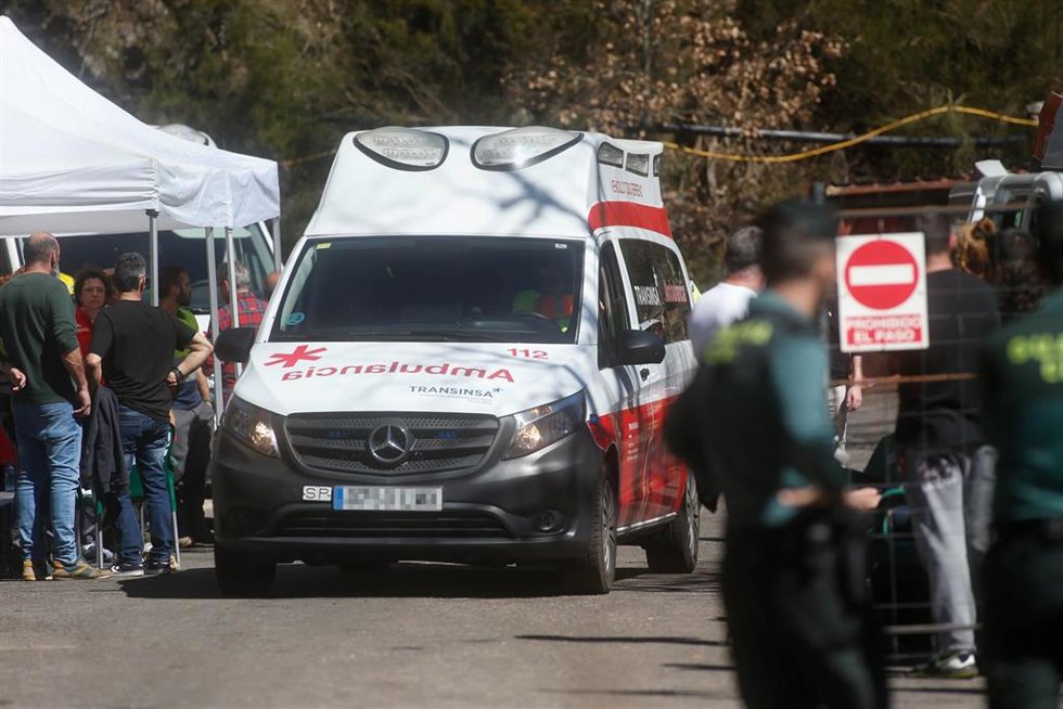 Archivo - Efectivos de emergencias durante las labores de búsqueda de las víctimas del accidente en la mina de Cerredo, a 31 de marzo de 2025, en Degaña, Asturias (España). 