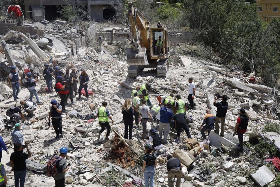 Equipos de rescate en la localidad libanesa de Deir Qanun en Nahr, donde 14 personas han muerto por un ataque de Israel