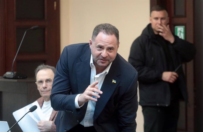 13 de maio de 2026, Kiev, Ucrânia: O ex-chefe do Gabinete do Presidente da Ucrânia, Andriy Yermak (à direita), suspeito de lavagem de dinheiro, comparece a uma audiência no Tribunal Superior Anticorrupção da Ucrânia (HACC), em Kiev, Ucrânia, em 13 de maio