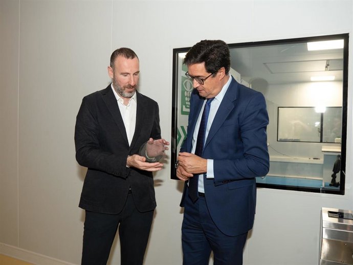 Momento de la visita del ministro para la Transformación Digital y de la Función Pública, Óscar López, a Ideaded