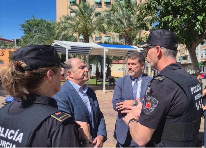 El concejal de Seguridad Ciudadana y Emergencias del Ayuntamiento de Murcia, Fulgencio Perona, ha realizado la primera visita para supervisar los puntos donde se instalarán las cámaras de videovigilancia