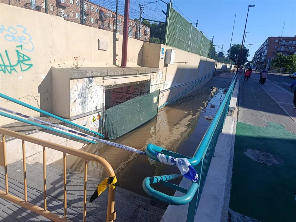 Inundación en el paso peatonal subterráneo entre las calles La Vía y Salud.