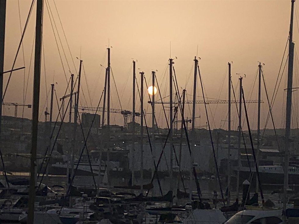 Archivo - Vista del polvo en suspensión en la ciudad, a 4 de marzo de 2026, en Vigo, Pontevedra, Galicia (España). La llegada de una masa de aire africano a Galicia ha provocado una bajada en la calidad del aire a 'regular' en varios puntos de la comunida