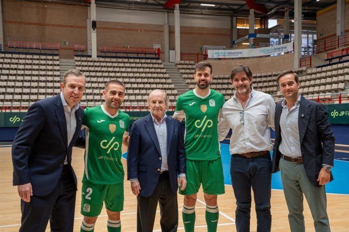 Foto de familia de tras el anuncio oficial.