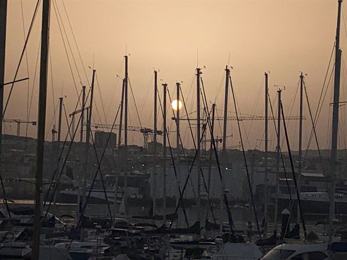Archivo - Arquivo - Vista do po en suspensión na cidade, a 4 de marzo de 2026, en Vigo, Pontevedra, Galicia (España). A chegada dunha masa de aire africano a Galicia provocou unha baixada na calidade do aire a 'regular' en varios puntos da comunida