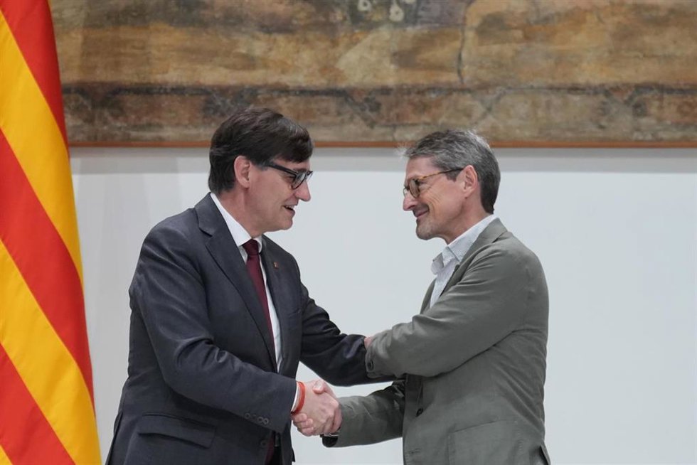 El presidente de la Generalitat, Salvador Illa, y el presidente de la Taula del Tercer Sector Social, Xavier Trabado, tras la firma del acuerdo.