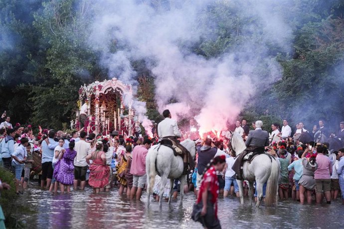 Romeros de las Hermandades de la provincia de Sevilla cruzan el Vado del Quema. 
