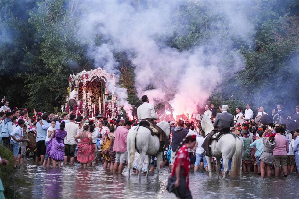 Romeros de las Hermandades de la provincia de Sevilla cruzan el Vado del Quema. 