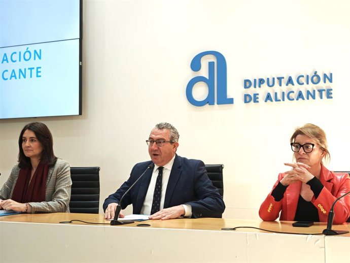 Archivo - El presidente de la Diputación de Alicante, Toni Pérez (c), junto a las vicepresidentas Ana Serna (d) y Marina Sáez (i), en una imagen de archivo