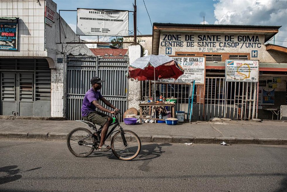 Imagen de archivo de un ciudadano congoleño en una calle de Goma durante el brote de ébola.