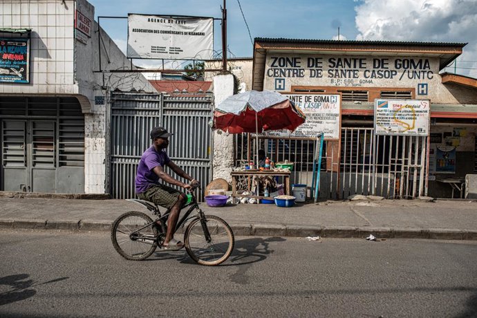 Imagen de archivo de un ciudadano congoleño en una calle de Goma durante el brote de ébola.