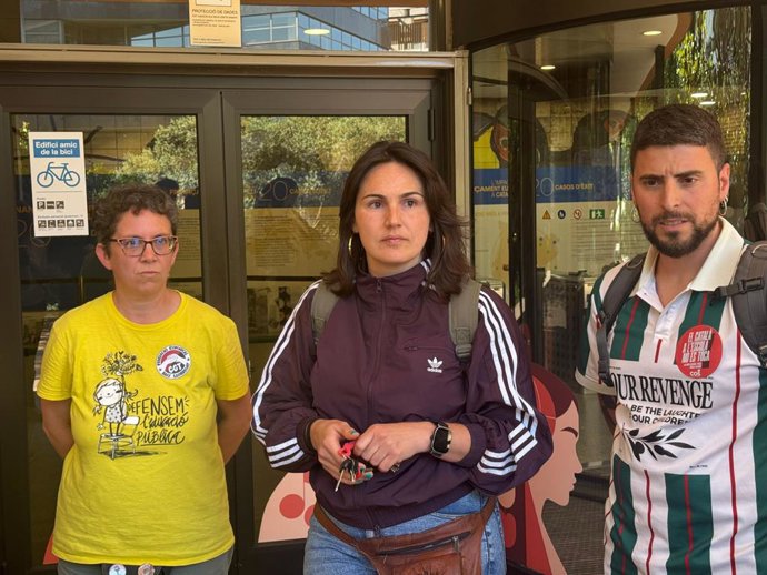 Laia Estapé (CGT), al centre, amb altres representants sindicals després de la reunió