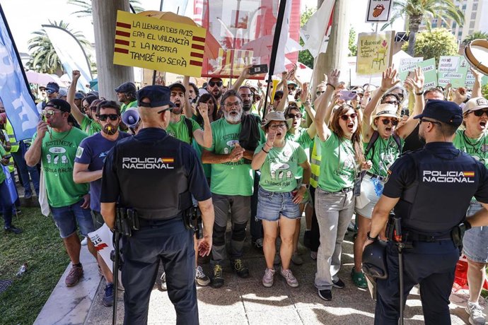 Decenas de personas se concentran frente a la Conselleria de Educación tras no conseguir un acuerdo en la reunión oficial convocada por la huelga indefinida de docentes, a 20 de mayo de 2026, en Valencia. 