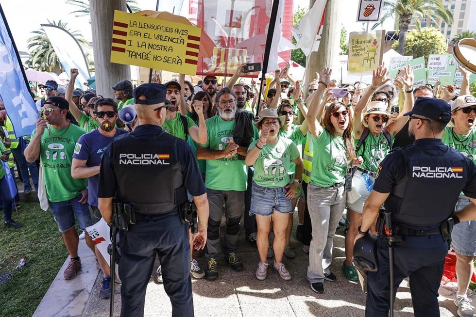 Decenas de personas se concentran frente a la Conselleria de Educación tras no conseguir un acuerdo en la reunión oficial convocada por la huelga indefinida de docentes, a 20 de mayo de 2026, en Valencia.