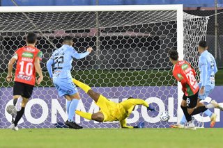Futbol, Boston River vs OÕHigginsÊ Copa Sudamericana 2026. El jugador de Boston River   Facundo Munoa, centro,ÊmarcaÊun gol contra OÕHigginsÊ durante el partido de la fecha 5 del grupo C de la Copa Sudamericana realizado en el estadio Centenario en