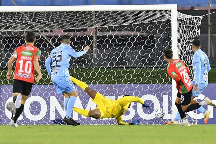 Futbol, Boston River vs OÕHigginsÊ Copa Sudamericana 2026. El jugador de Boston River   Facundo Munoa, centro,ÊmarcaÊun gol contra OÕHigginsÊ durante el partido de la fecha 5 del grupo C de la Copa Sudamericana realizado en el estadio Centenario en
