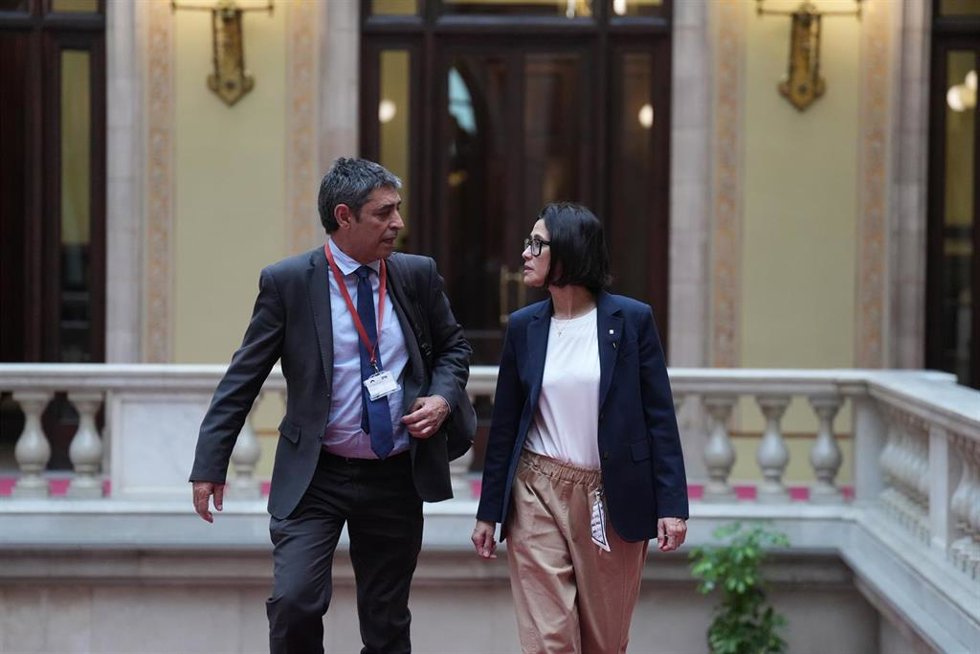 La consellera de Interior Núria Parlon y el director general de los Mossos Josep Lluís Trapero a su llegada a la comparecencia ante la Comisión de Interior y Seguridad Pública para dar explicaciones sobre la infiltración policial en una asamblea docente,