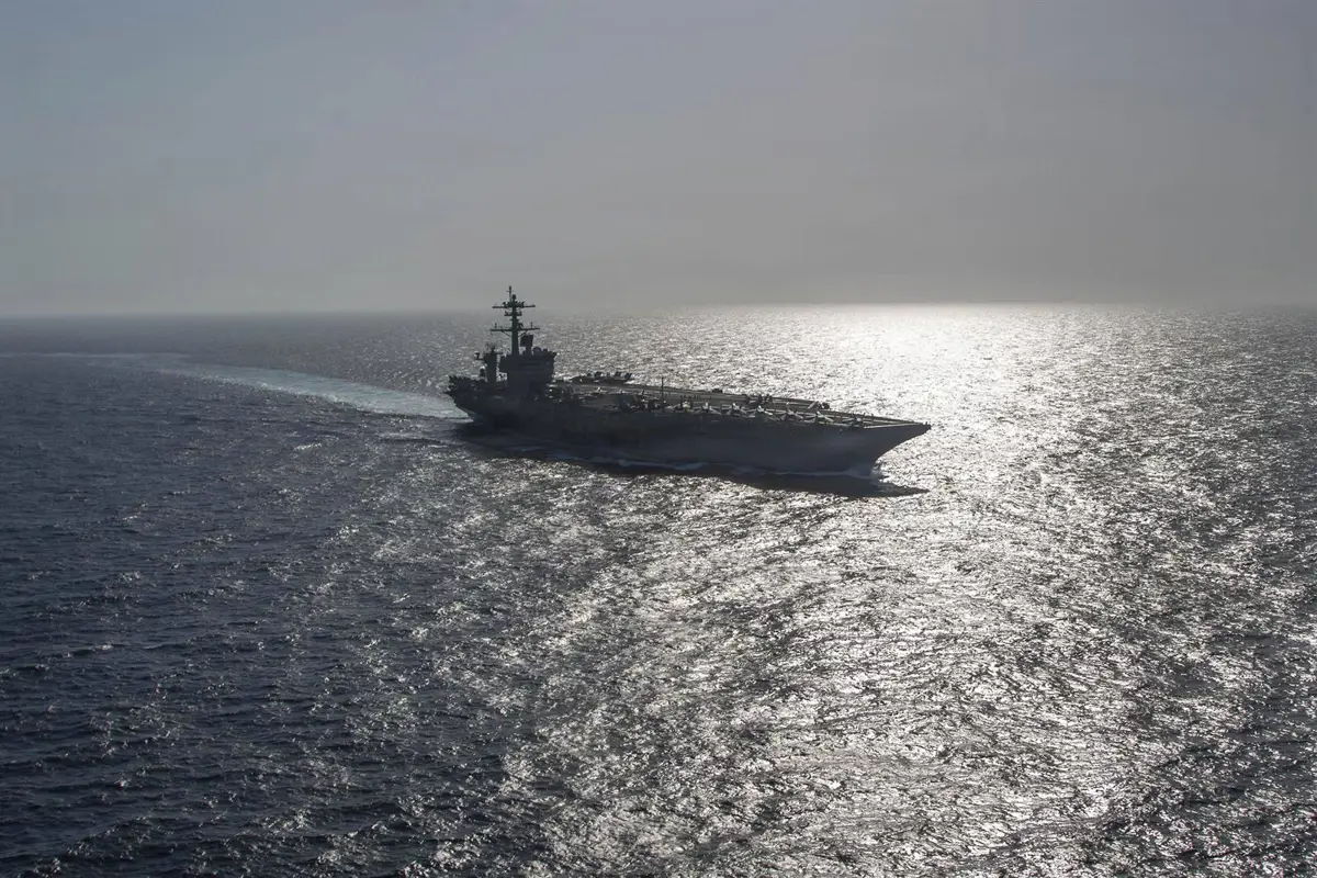 El portaaviones de la Armada de EEUU operando en apoyo del bloqueo naval a Irán en el golfo Pérsico