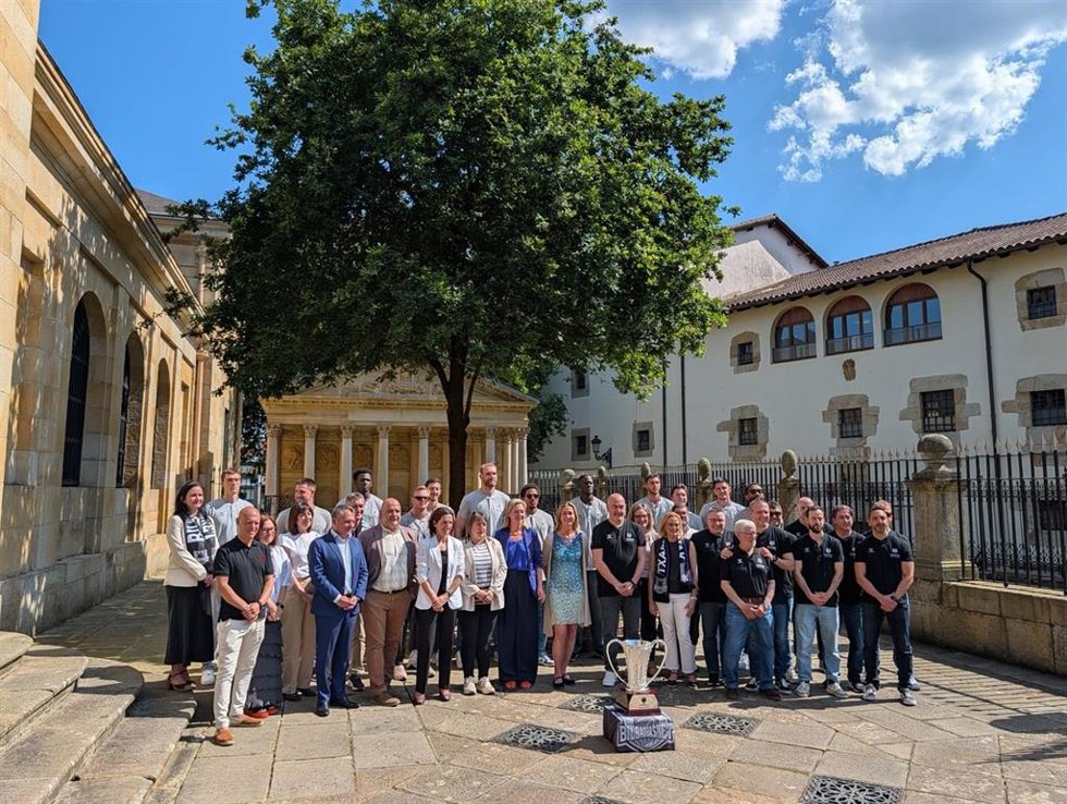 Homenaje al Surne Bilbao Basket en la Casa de Juntas de Gernika por el título de copa europeo