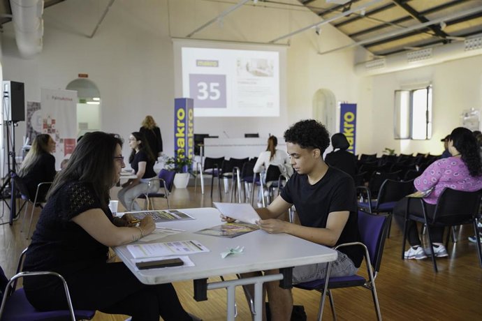 Unas 60 personas realizan entrevistas de trabajo con Makro en una jornada de selección de PalmaActiva