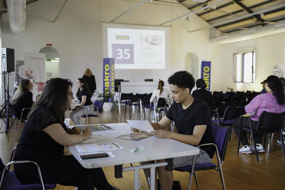 Unas 60 personas realizan entrevistas de trabajo con Makro en una jornada de selección de PalmaActiva