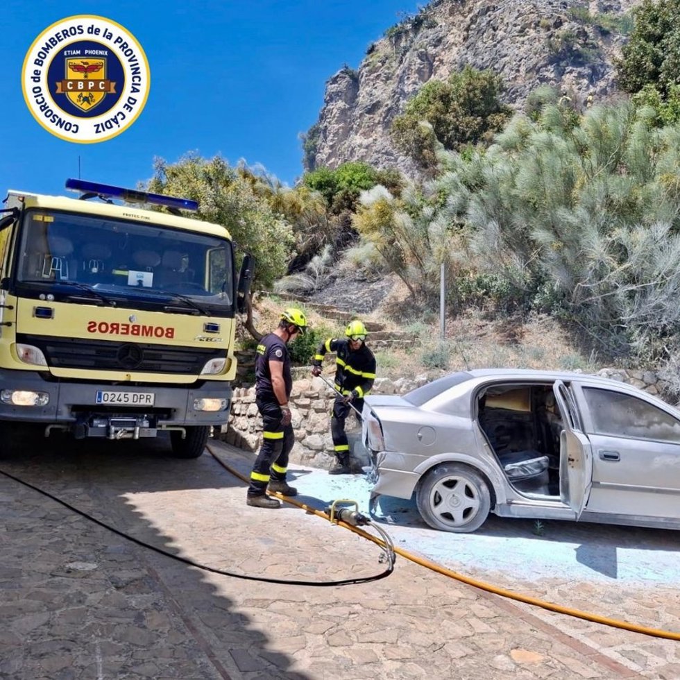 Efectivos de Bomberos actuando en un incendio de pastos en Zahara de la Sierra