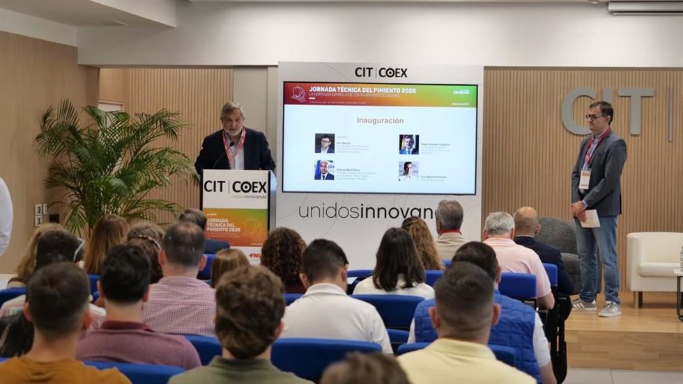 El vicepresidente de la Diputación de Almería Ángel Escobar durante la bienvenida a la Jornada Técnica del Pimiento celebrada en el CIT Coex, en La Mojonera.