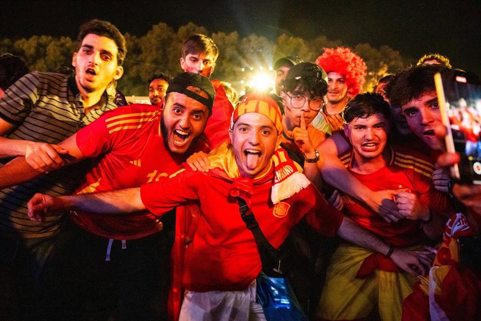 Archivo - 14 July 2024, Frankfurt_Main: Spanish football fans celebrate their team's victory in the fan zone in Frankfurt, following the UEFA Euro 2024 final soccer match between Spain and England. Photo: Christophe Gateau/dpa