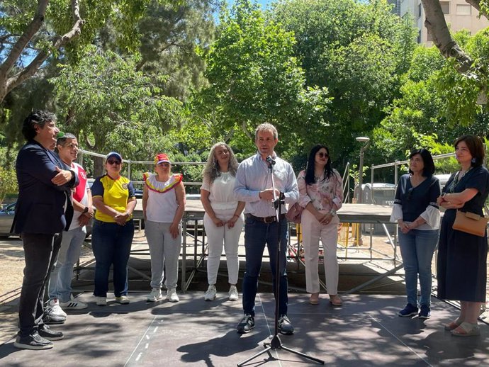 La concejala Eva Funes (d), junto a otras autoridades y representantes de entidades en una edición anterior de la feria.