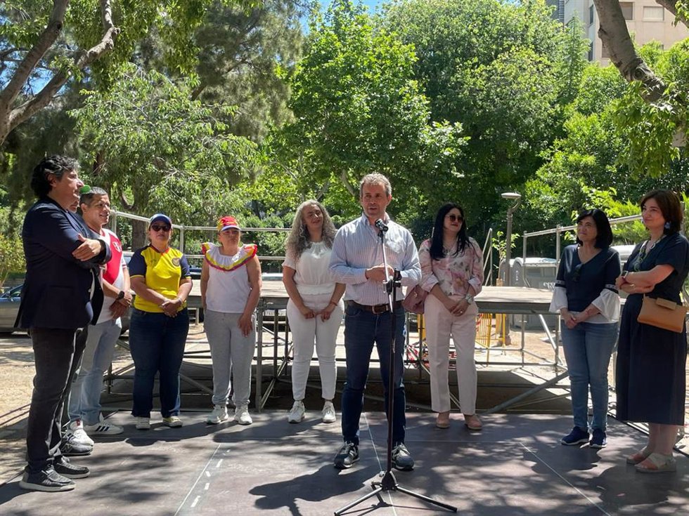 La concejala Eva Funes (d), junto a otras autoridades y representantes de entidades en una edición anterior de la feria.