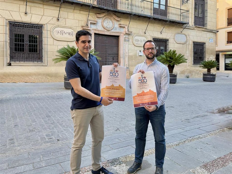 El alcalde de Alcalá la Real, Marino Aguilera (i), junto al concejal Juan Manuel Marchal, presenta la recreación.