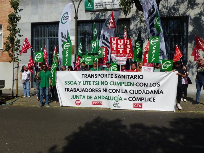 Trabajadores de UTE TSI y SSGA, adjudicatarias del transporte sanitario del SAS en Córdoba, se concentran y piden a la Junta que no renueve con estas empresas.