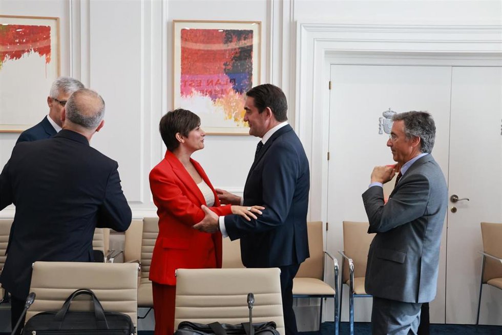 El consejero de Medio Ambiente, Vivienda y Ordenación del Territorio en funciones, Juan Carlos Suárez-Quiñones, saluda a la ministra de Vivienda, Isabel Rodríguez.